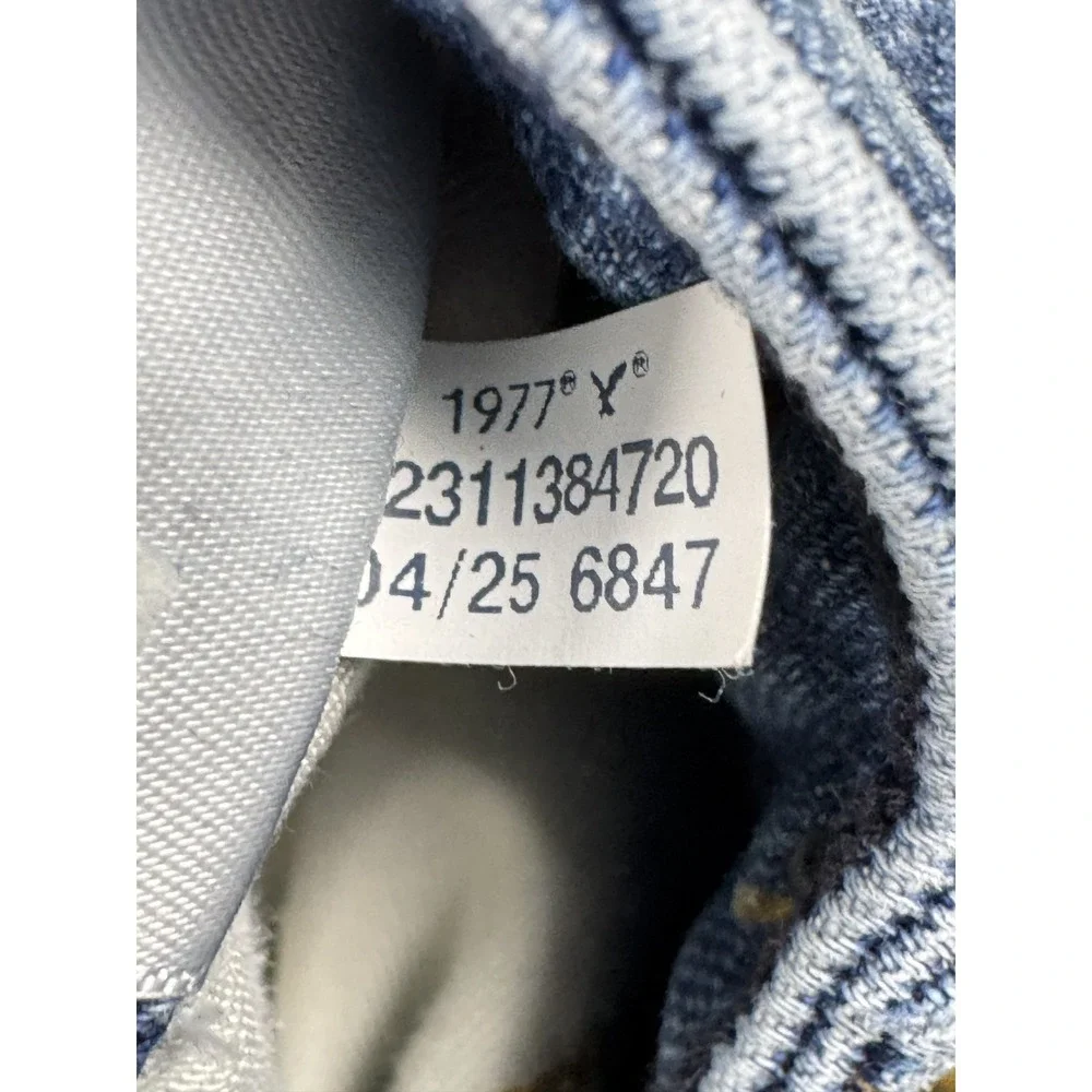 American Eagle Outfitters check pictures